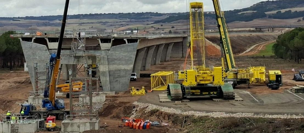 Obras en el viaducto sobre el Duero en la autovía A-11

REMITIDA / HANDOUT por MINISTRO DE TRANSPORTES Y MOVILIDAD SOSTENIBLE
Fotografía remitida a medios de comunicación exclusivamente para ilustrar la noticia a la que hace referencia la imagen, y citando la procedencia de la imagen en la firma
16/1/2026