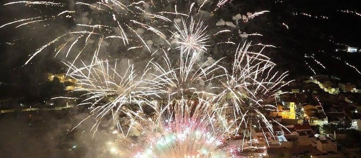 Imagen de un castillo de fuegos artificiales en Valencia