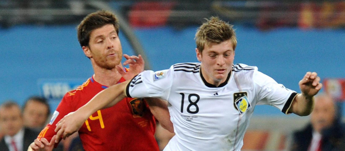 AND130  DURBAN (SUDÁFRICA), 07/07/2010.- El jugador alemán Toni Kroos (d) disputa el balón con el español Xabi Alonso (i) hoy, miércoles 7 de julio de 2010, durante el partido de la semifinal de la Copa Mundial de la FIFA Sudáfrica 2010 en Durban (Sudáfrica). España se impuso por marcador de 1-0. EFE/ANDY RAIN/PROHIBIDO SU USO PARA DISPOSITIVOS MÓVILES REMITIRSE A LAS CONDICIONES Y TÉRMINOS DE LA FIFA WORLD CUP 2010
[PROHIBIDO SU USO PARA DISPOSITIVOS MÓVILES REMITIRSE A LAS CONDICIONES Y TÉRMINOS DE LA FIFA WORLD CUP 2010]