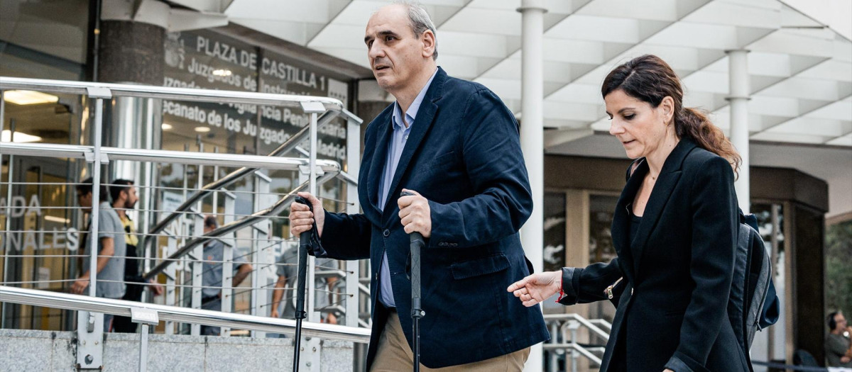 Barrabés saliendo de los juzgados de Plaza de Castilla.