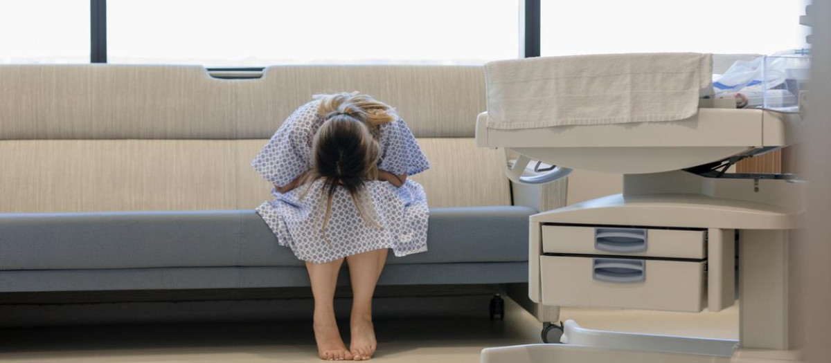 Una mujer llora después de abortar