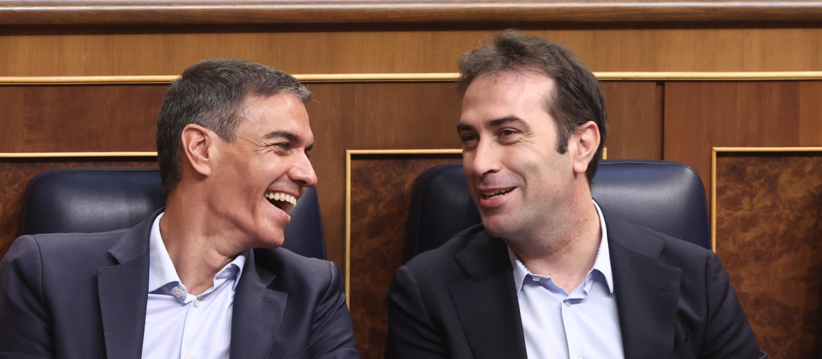El presidente del Gobierno, Pedro Sánchez, y el vicepresidente primero y ministro de Economía, Comercio y Empresa, Carlos Cuerpo