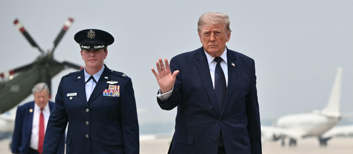 El presidente estadounidense Donald Trump saluda antes de abordar el Air Force One en la Base Conjunta Andrews, Marylan