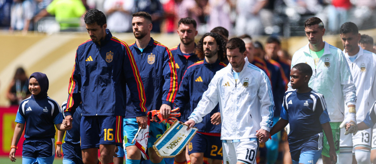 Rodri, Lionel Messi y sus compañeros de equipo saltan al terreno de juego antes de la final del Mundial de fútbol de 2026 entre España y Argentina