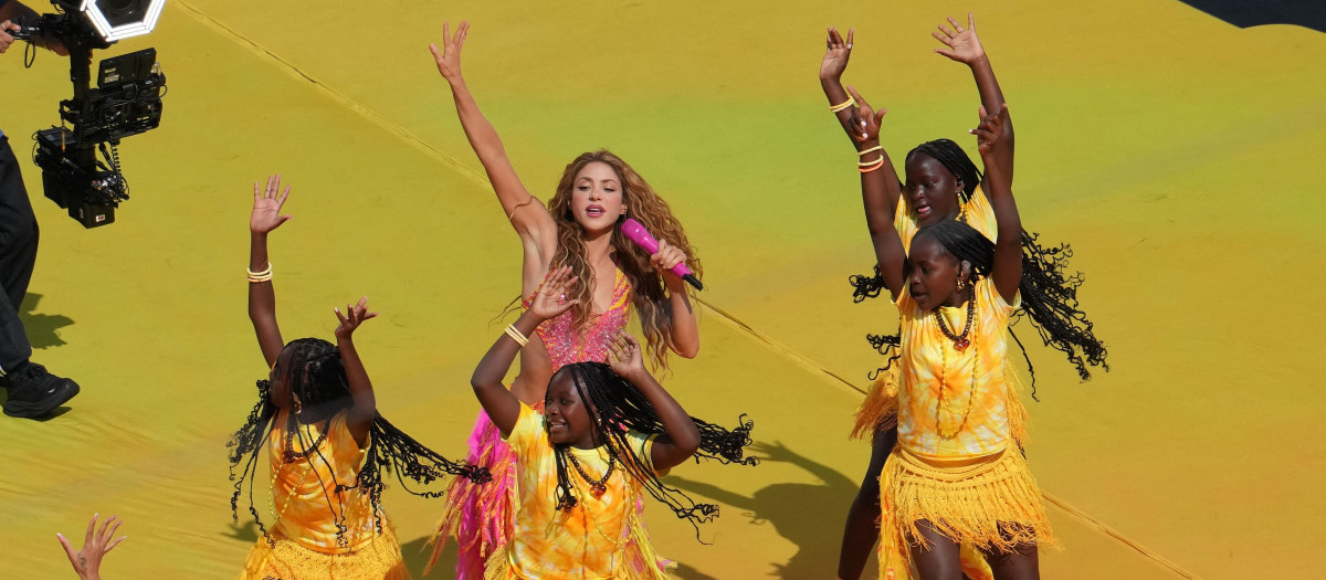 Shakira y los bailarines durante la actuación en el descanso de la final del Mundial 2026