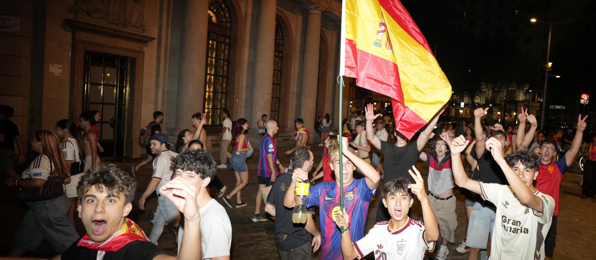 VALENCIA, 19/07/2026.- Aficionados españoles celebran este domingo en la plaza del ayuntamiento de Valencia la victoria de España en la final del Mundial 2026 que han disputado frente a Argentina en el MetLife Stadium de Nueva Jersey. EFE / Ana Escobar.