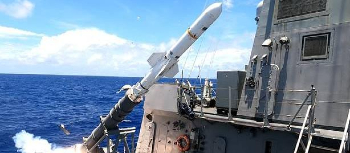 La fragata F-101 demuestra su capacidad de combate en RIMPAC con el lanzamiento de un misil Harpoon