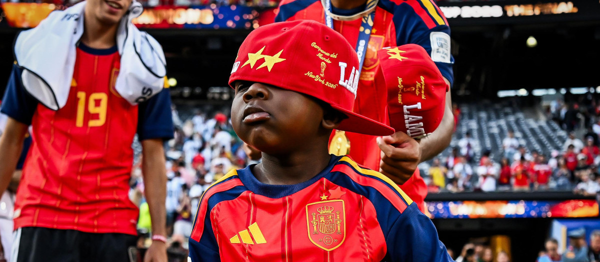 Lamine Yamal junto a su hermano Keyne durante la celebración de la Copa del Mundo