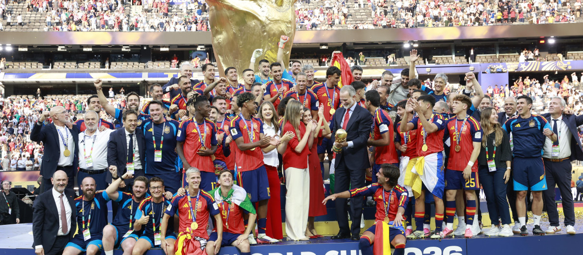 Los Reyes y sus hijas con la selección española tras la victoria en el Mundial