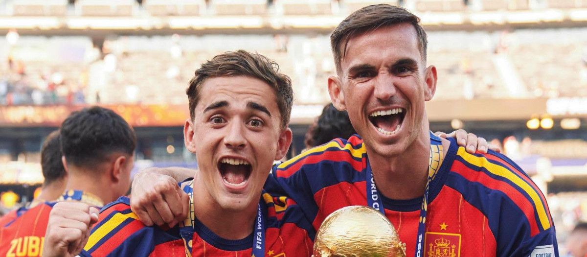 Gavi y Fabián con la bandera de Andalucía