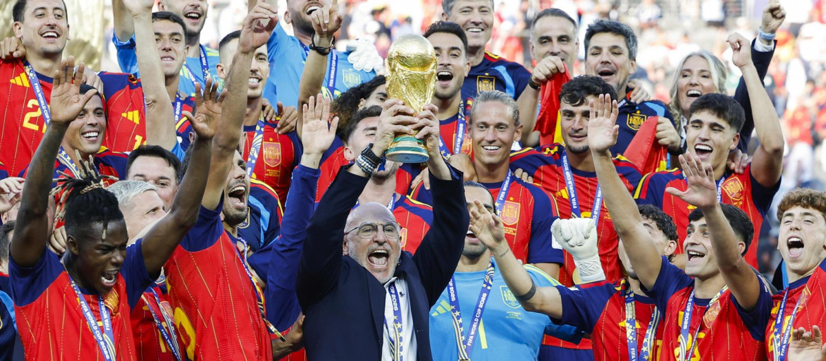 El seleccionador de España Luis de la Fuente celebra con el trofeo del Mundial de la FIFA 2026 este domingo, tras vencer a Argentina en la final en el estadio MetLife en East Rutherford (NJ, EE.UU.). EFE/ Lavandeira Jr