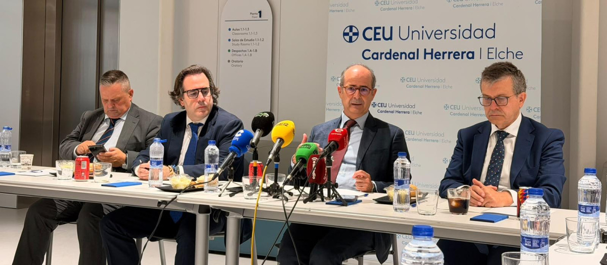 El rector de la Universidad CEU Cardenal Herrera (CEU UCH), Higinio Marín Pedreño, durante su encuentro con los medios este lunes en Elche