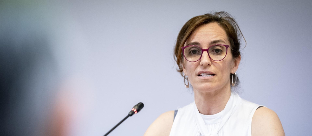 La ministra de Sanidad, Mónica García, durante la presentación del estudio sobre ‘Cesación tabáquica, un reto sanitario y social’, en el Ministerio de Sanidad