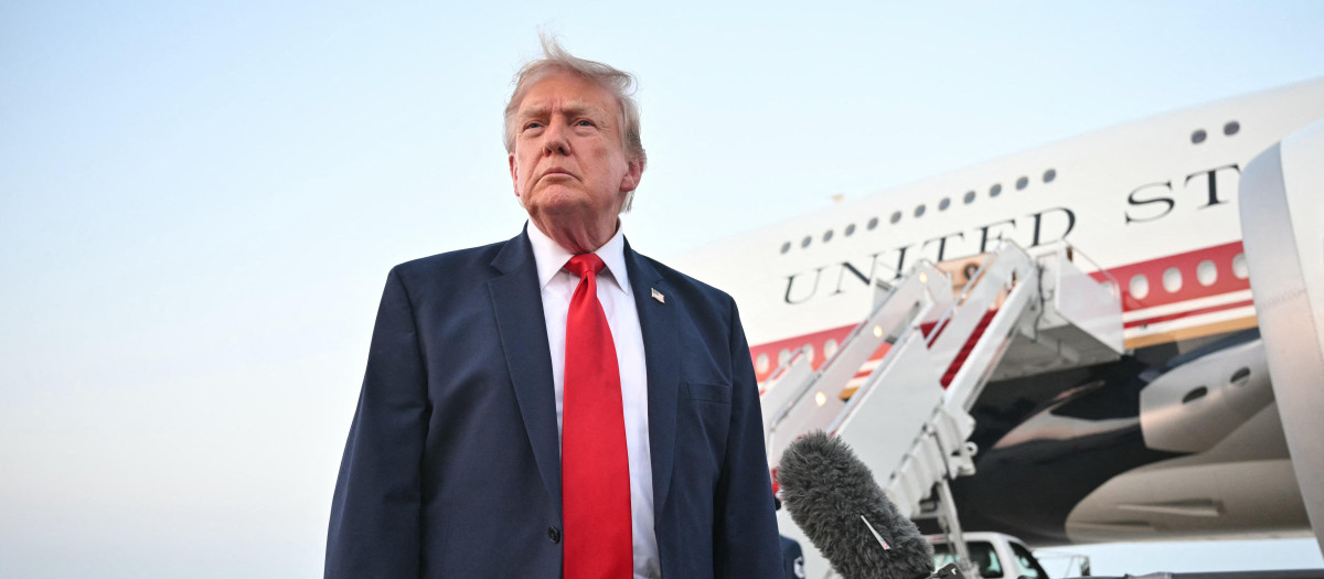 El presidente estadounidense Donald Trump habla con los periodistas tras bajar del Air Force One a su regreso a la Base Conjunta Andrews en Maryland