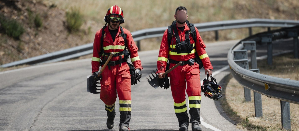 (Foto de ARCHIVO)
Dos militares de la UME durante las labores de extinción del incendio, a 18 de julio de 2026, en La Mierla, Guadalajara, Castilla-La Mancha (España)