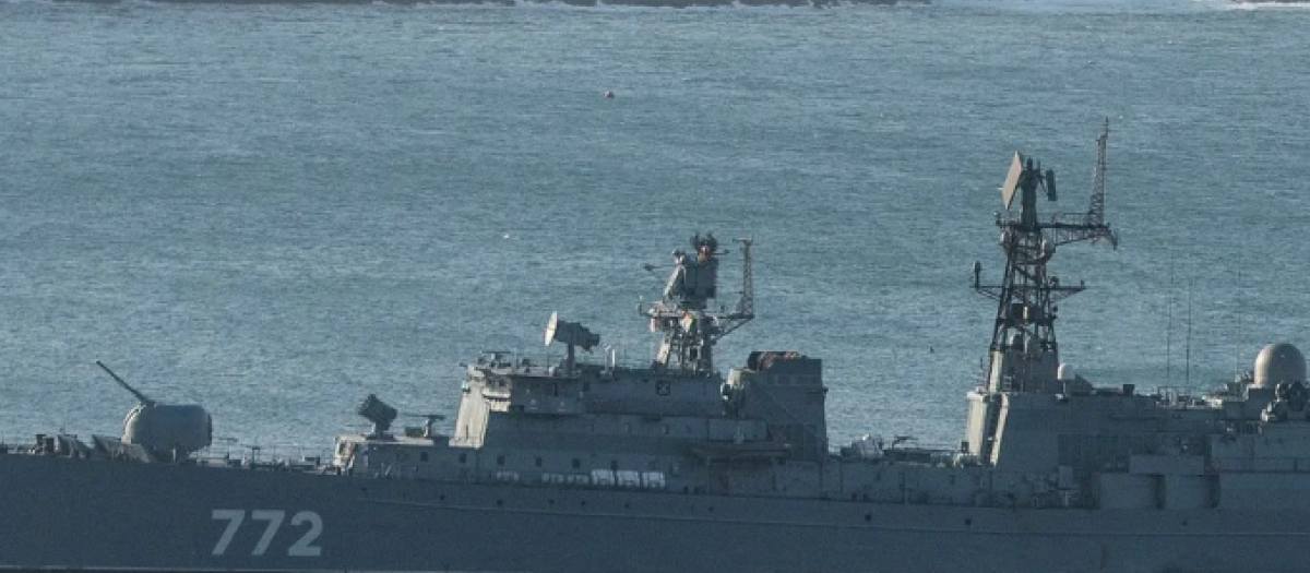 El buque de guerra ruso a poca distancia de la costa de Plymouth