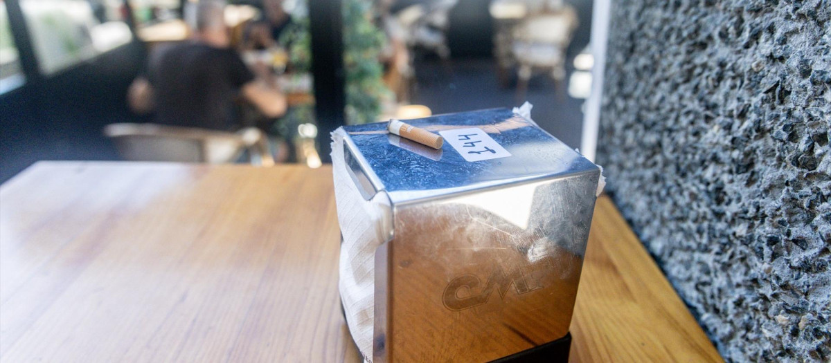 Una colilla en una terraza