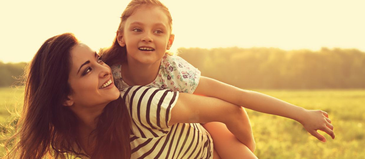 Una madre juega junto a su hija