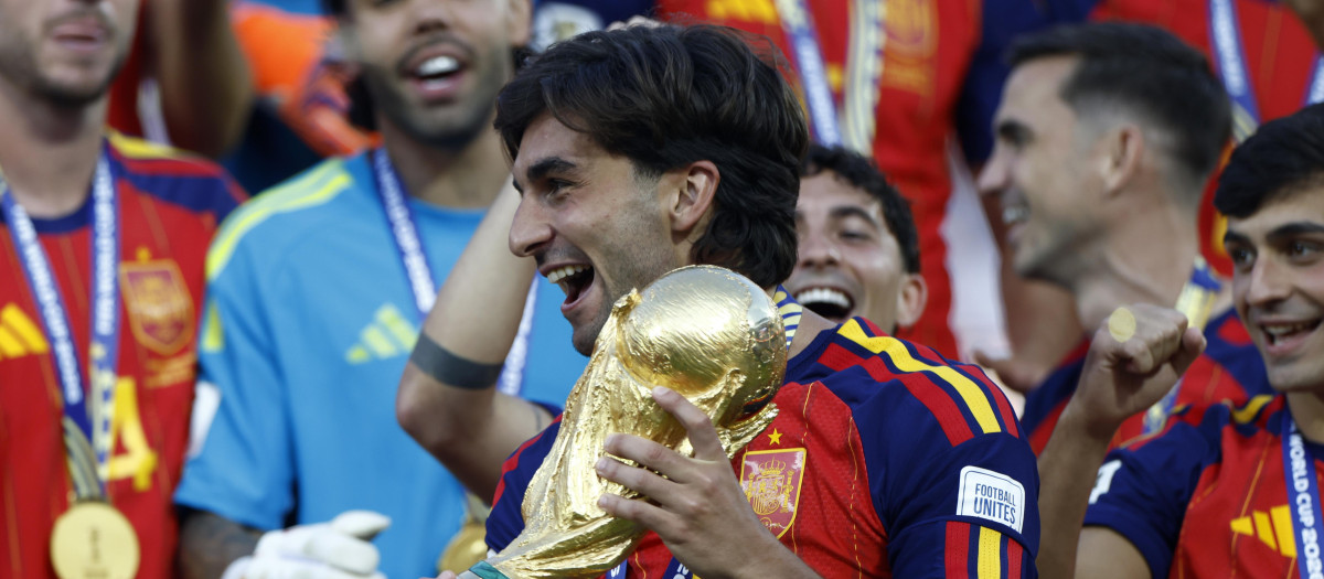 Ferran Torres, autor del gol de la final, levantando la Copa del Mundo