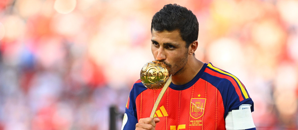 (Foto de ARCHIVO)
19 July 2026, US, East Rutherford: Spain's Rodri kisses the FIFA World Cup Trophy following the 2026 FIFA World Cup final between Spain and Argentina at New York-New Jersey Stadium (MetLife Stadium). Photo: Tom Weller/dpa

19/7/2026 ONLY FOR USE IN SPAIN