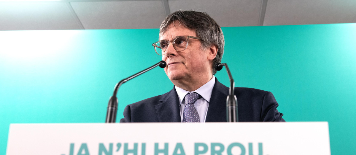 El presidente de Junts per Catalunya, Carles Puigdemont, ofrece declaraciones a los medios, a 24 de enero de 2026, en Perpiñán (Francia)