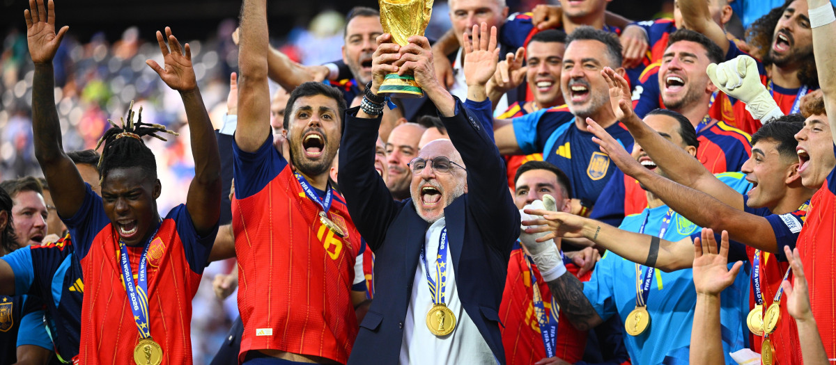 Luis de la Fuente levantando la copa de campeón del mundo en Nueva Jersey