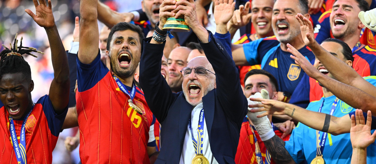 Luis de la Fuente levantando la copa de campeón del mundo en Nueva Jersey