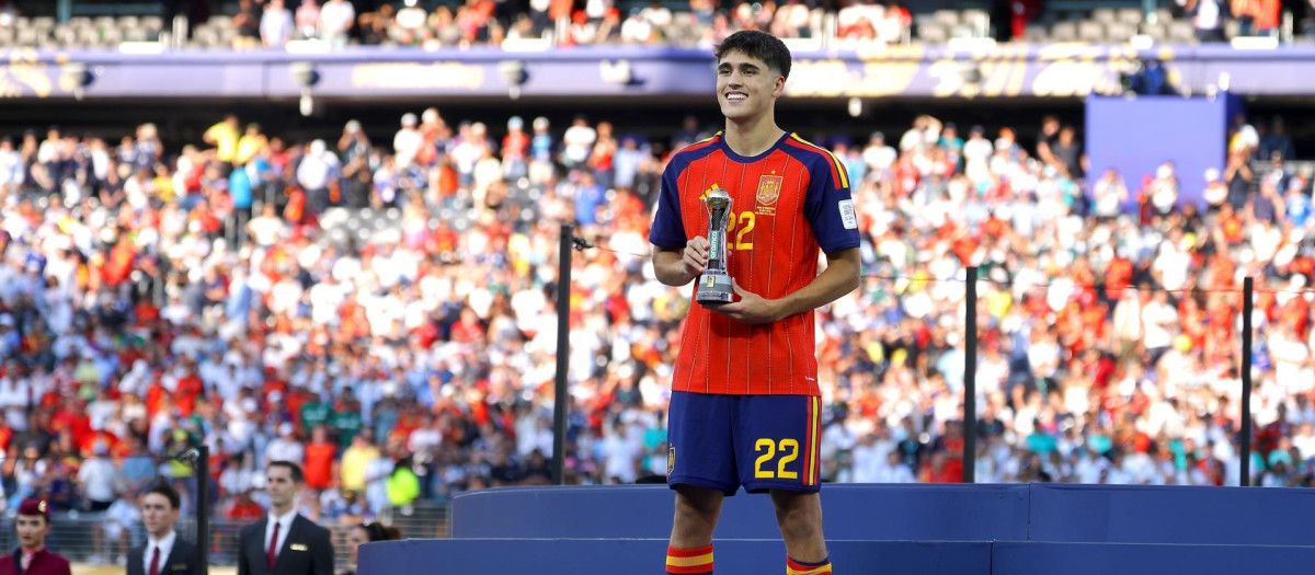 Pau Cubarsi recibe el premio a mejor jugador del Mundial 2026