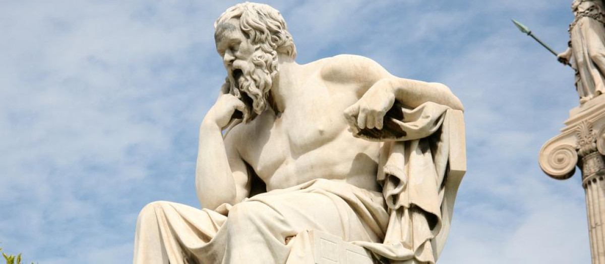 Estatua de Sócrates en la Academia de Atenas, en Grecia
