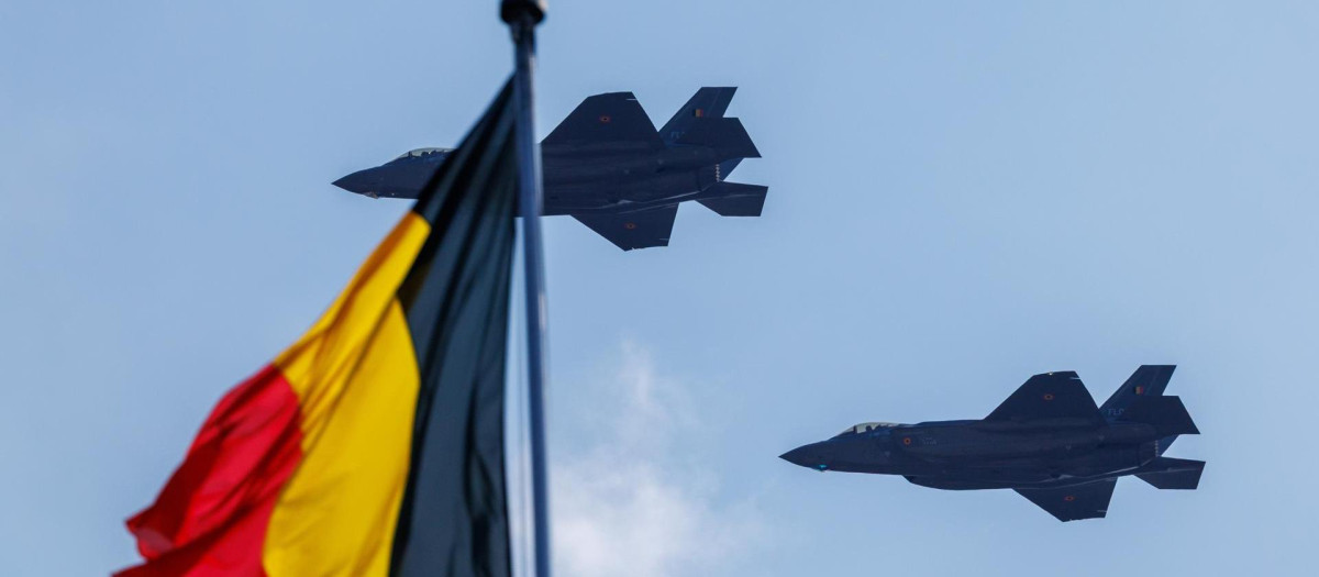 Cazas F-35A Lightning II de la Fuerza Aérea belga realizan un vuelo de exhibición durante las celebraciones del Día Nacional de Bélgica