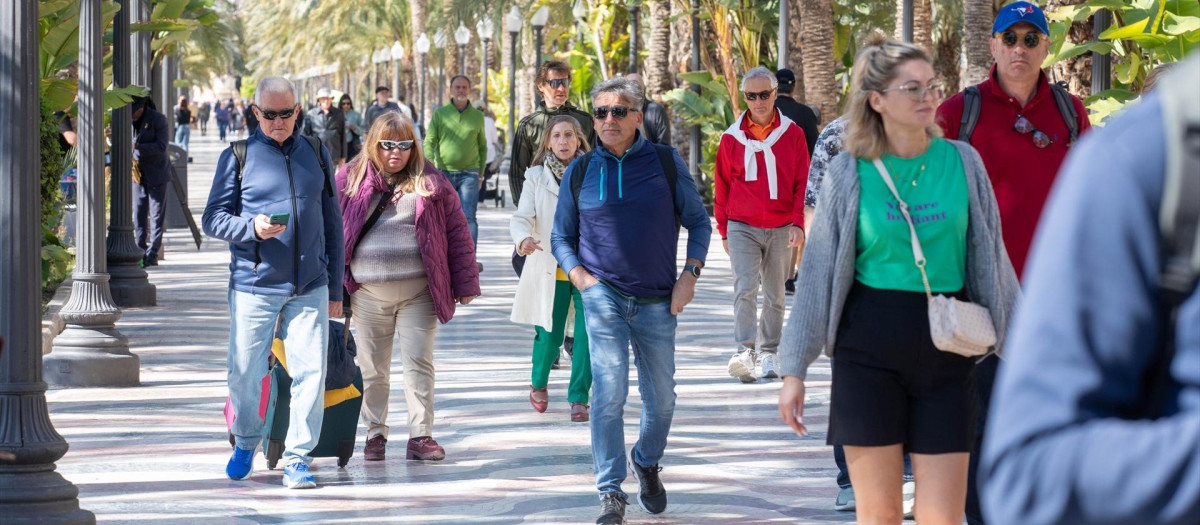 Imagen de archivo de turistas paseando por el paseo de la Explanada de Alicante