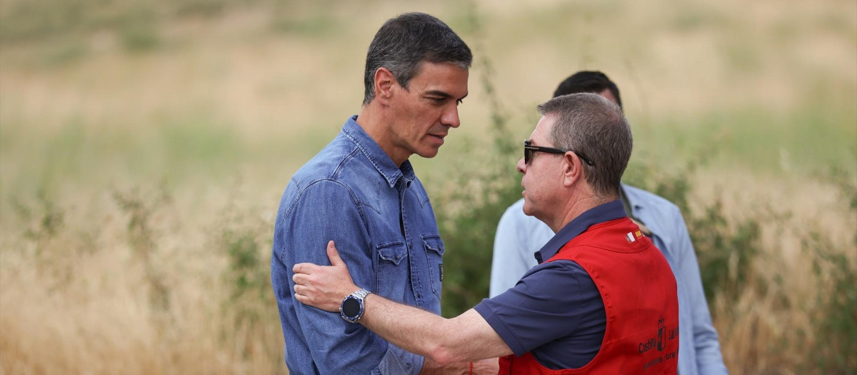 Pedro Sánchez y García Page en las zonas afectadas por los incendios