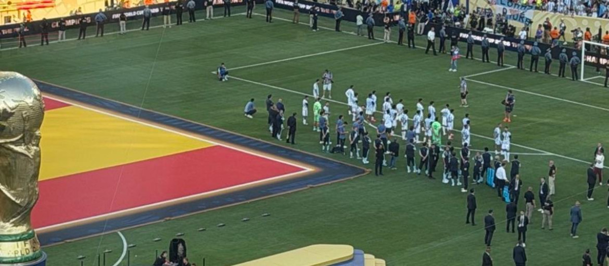 Argentina dando la espalda a la selección española mientras levantaban la copa, excepto el Flaco López."