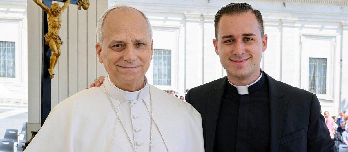 El sacerdote más joven de España (Miguel, 24 años) junto a León XIV
