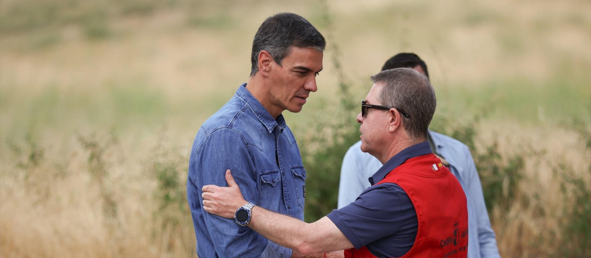 El presidente del Gobierno, Pedro Sánchez (i), y el presidente de Castilla-La Mancha, Emiliano García-Page (d), durante una visita al Puesto de Mando Avanzado por el incendio de La Mierla, a 22 de julio de 2026, en Tamajón, Guadalajara, Castilla-La Mancha (España). Sánchez acude a las instalaciones del Puesto de Mando Avanzado (PMA) para supervisar las tareas de extinción y la evolución técnica del incendio forestal originado en La Mierla el pasado 16 de julio, realizando un recorrido por las hectáreas afectadas en la comarca acompañado por el presidente de Castilla-La Mancha y el delegado del Gobierno en Castilla-La Mancha.

Alejandro Martínez Vélez / Europa Press
22/7/2026