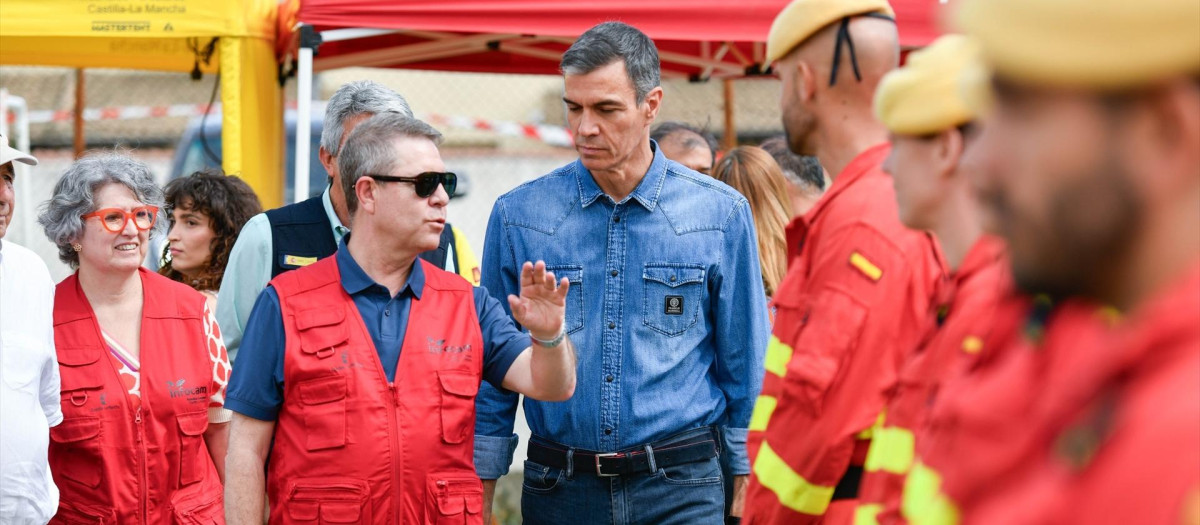 El presidente del Gobierno, Pedro Sánchez (3i), y el presidente de Castilla-La Mancha, Emiliano García-Page (2i), saludan a los brigadistas que estan trabajando en el incendio durante una visita al Puesto de Mando Avanzado por el incendio de La Mierla, a 22 de julio de 2026, en Tamajón, Guadalajara, Castilla-La Mancha (España). Sánchez acude a las instalaciones del Puesto de Mando Avanzado (PMA) para supervisar las tareas de extinción y la evolución técnica del incendio forestal originado en La Mierla el pasado 16 de julio, realizando un recorrido por las hectáreas afectadas en la comarca acompañado por el presidente de Castilla-La Mancha y el delegado del Gobierno en Castilla-La Mancha.

Rafael Martín / Europa Press
22/7/2026