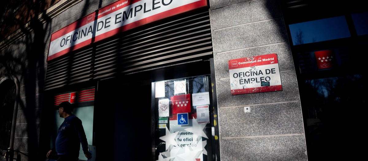 Un hombre en la entrada de una oficina del Sepe en Madrid.