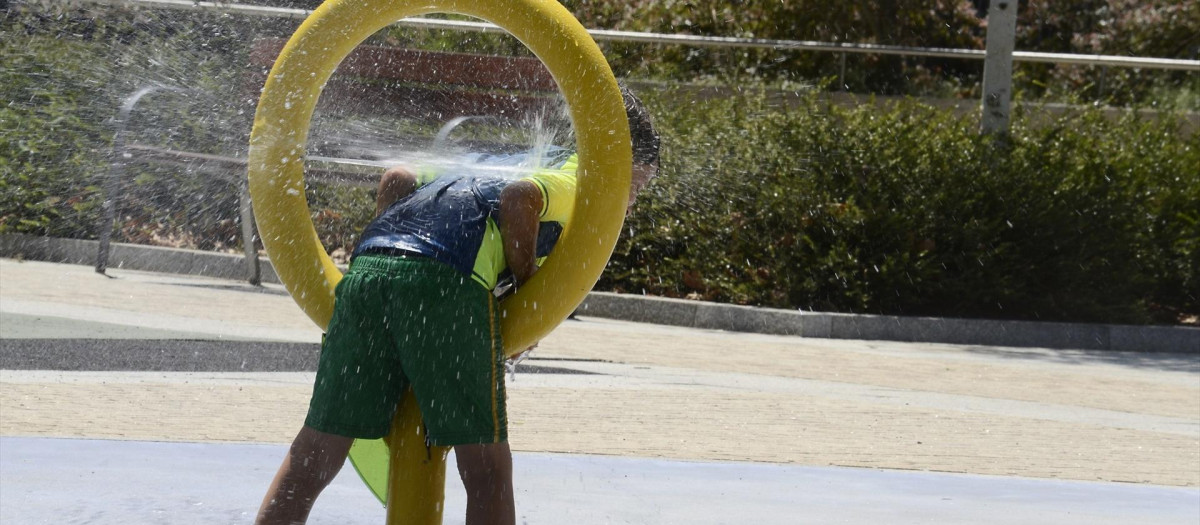 Un niño juega en el parque do Cruceiro, a 8 de agosto de 2023, en Orense, Galicia