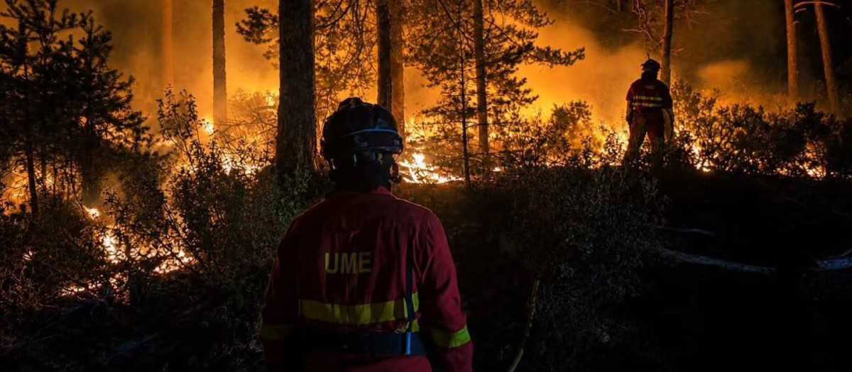 Bomberos luchando contra el fuego en el incendio de La Mierla (Guadalajara)