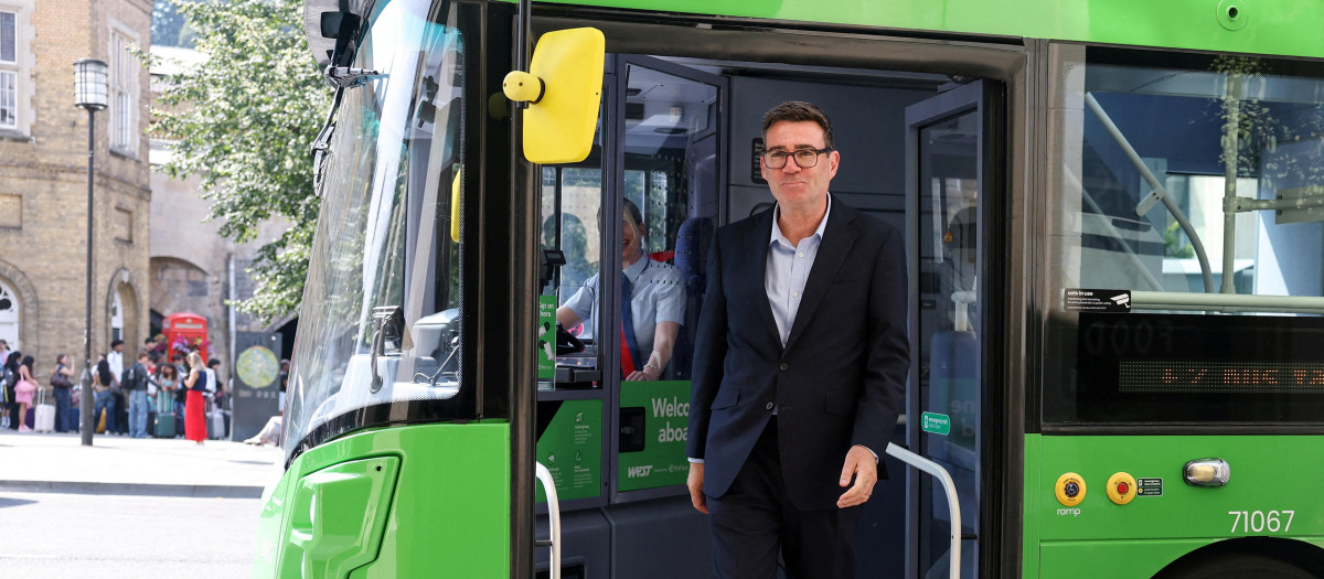 El primer ministro británico, Andy Burnham, baja de un autobús tras un trayecto en el centro de Bath, al oeste de Inglaterra