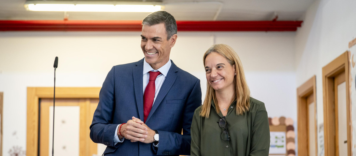 El presidente del Gobierno, Pedro Sánchez, y la alcaldesa de la localidad, Sara Hernández