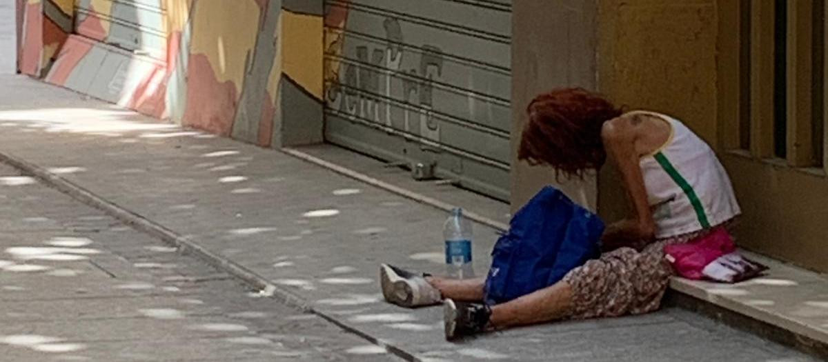 Imagen de una toxicómana tirada en una de las calles del barrio valenciano de Velluters