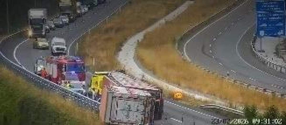 Accidente en Baralla (Lugo) en la A-6.

REMITIDA / HANDOUT por DGT
Fotografía remitida a medios de comunicación exclusivamente para ilustrar la noticia a la que hace referencia la imagen, y citando la procedencia de la imagen en la firma
23/7/2026