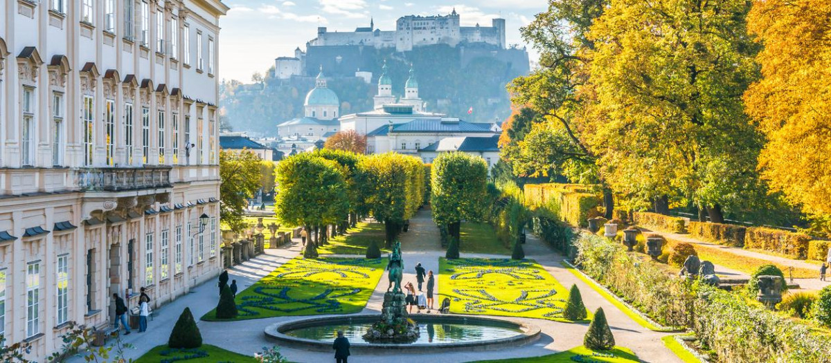 Los famosos jardines de Mirabell de Salzburgo con la histórica fortaleza al fondo