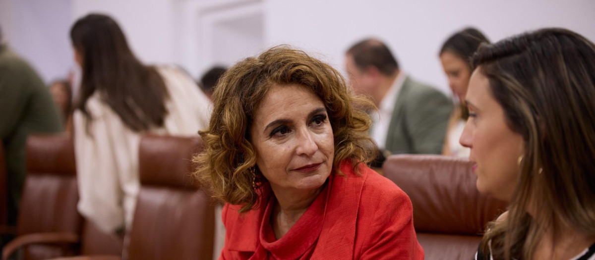 La líder del PSOE andaluz, María Jesús Montero, junto a su número dos, María Márquez, antes de ser elegida senadora