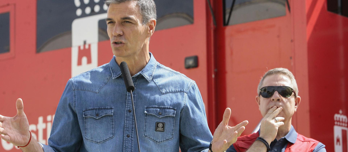 El presidente del Gobierno, Pedro Sánchez y el presidente de Castilla la Mancha, Emiliano García Page en Tamajón (Guadalajara)