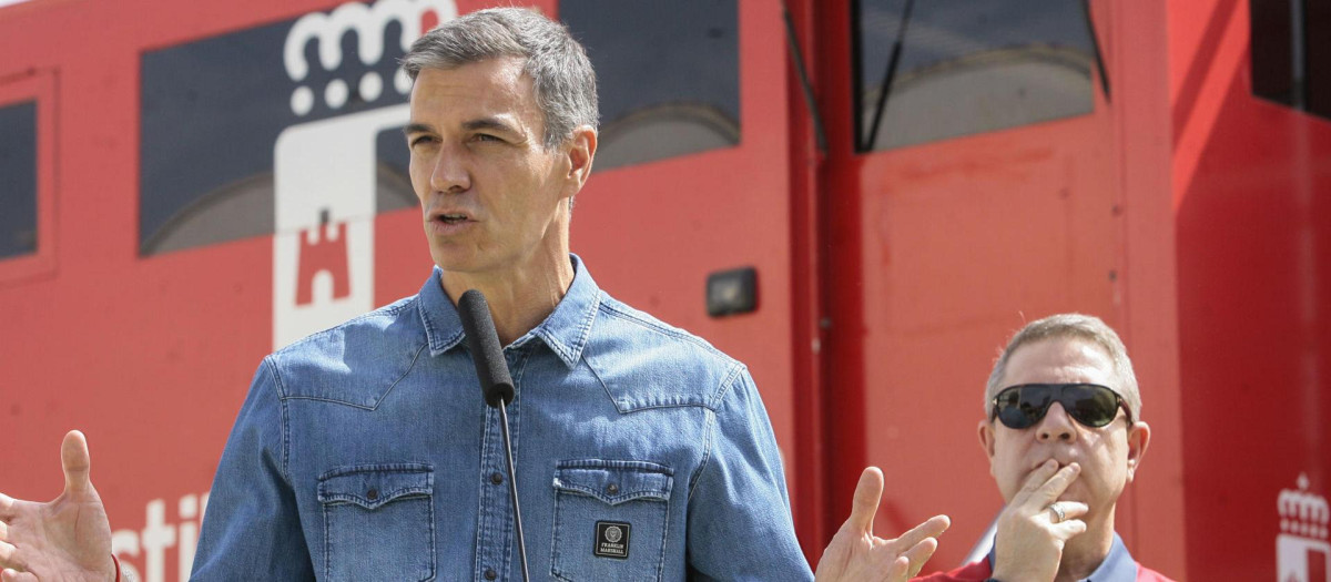 El presidente del Gobierno, Pedro Sánchez y el presidente de Castilla la Mancha, Emiliano García Page en Tamajón (Guadalajara)