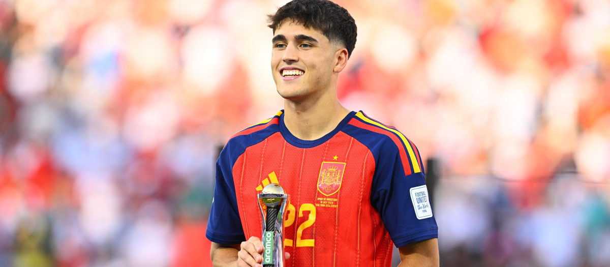 (Foto de ARCHIVO)
19 July 2026, US, East Rutherford: Spain's Pau Cubarsi holds the trophy for Best Young Player during the awards ceremony following the 2026 FIFA World Cup final between Spain and Argentina at New York-New Jersey Stadium (MetLife Stadium). Photo: Tom Weller/dpa

19/7/2026 ONLY FOR USE IN SPAIN