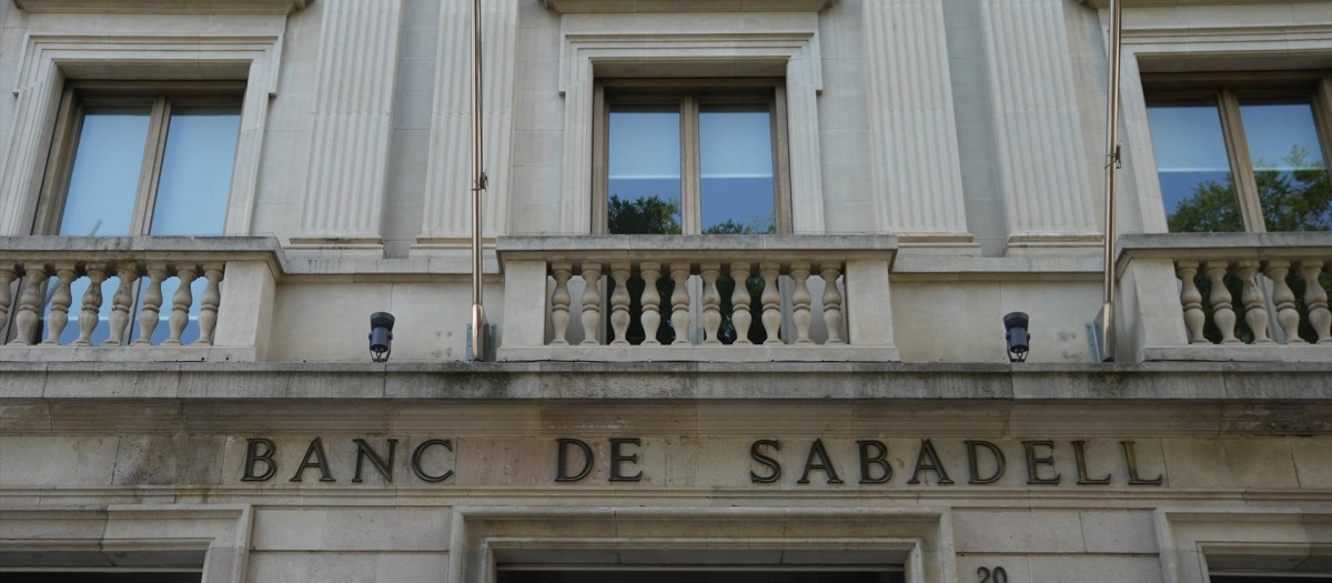 Fachada de la sede histórica del Banco Sabadell.