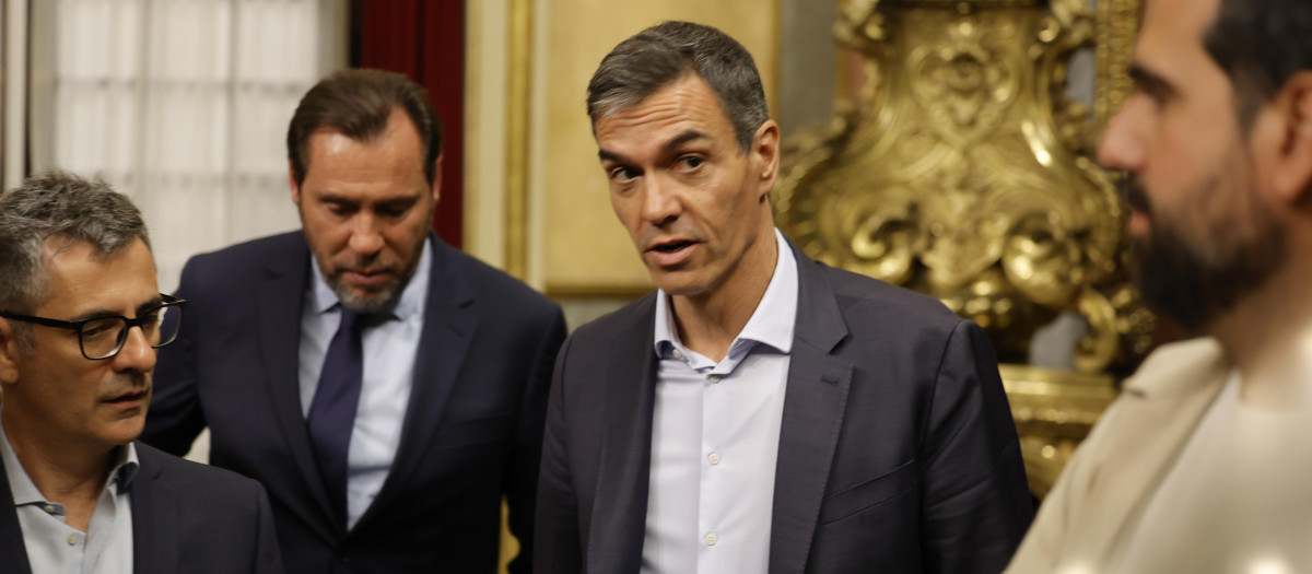 Pedro Sánchez y los ministros Félix Bolaños y Óscar Puente, el jueves en el Congreso